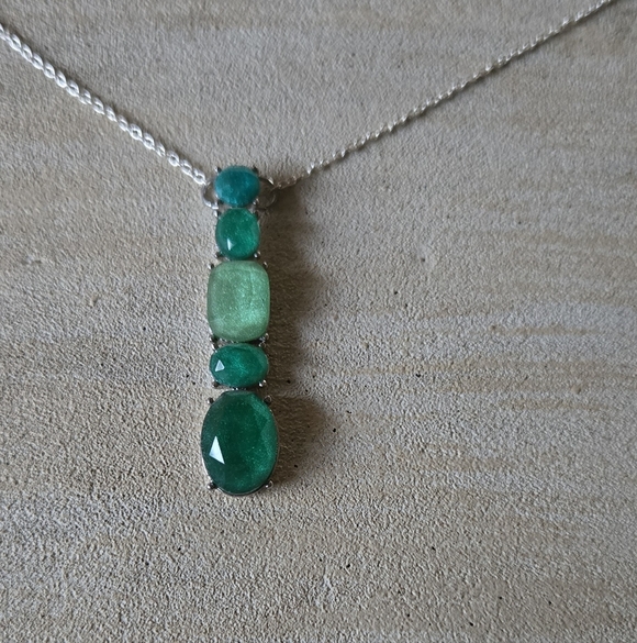 Jewelry - Elegant Green Beaded Necklace